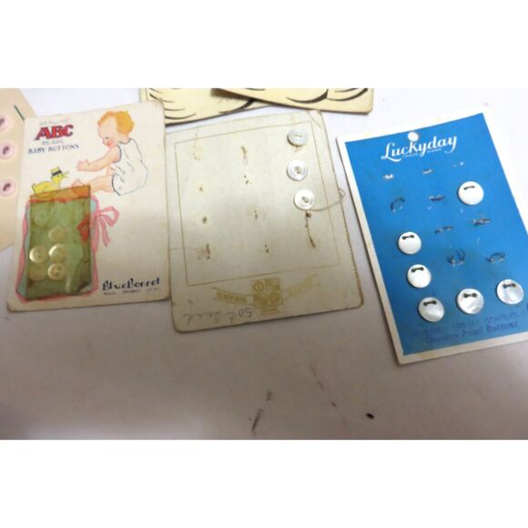 LOT OF 70+ /-  VINTAGE DOLL OR BABY CLOTHES BUTTONS NEW ON THE CARD - Picture 6 of 6